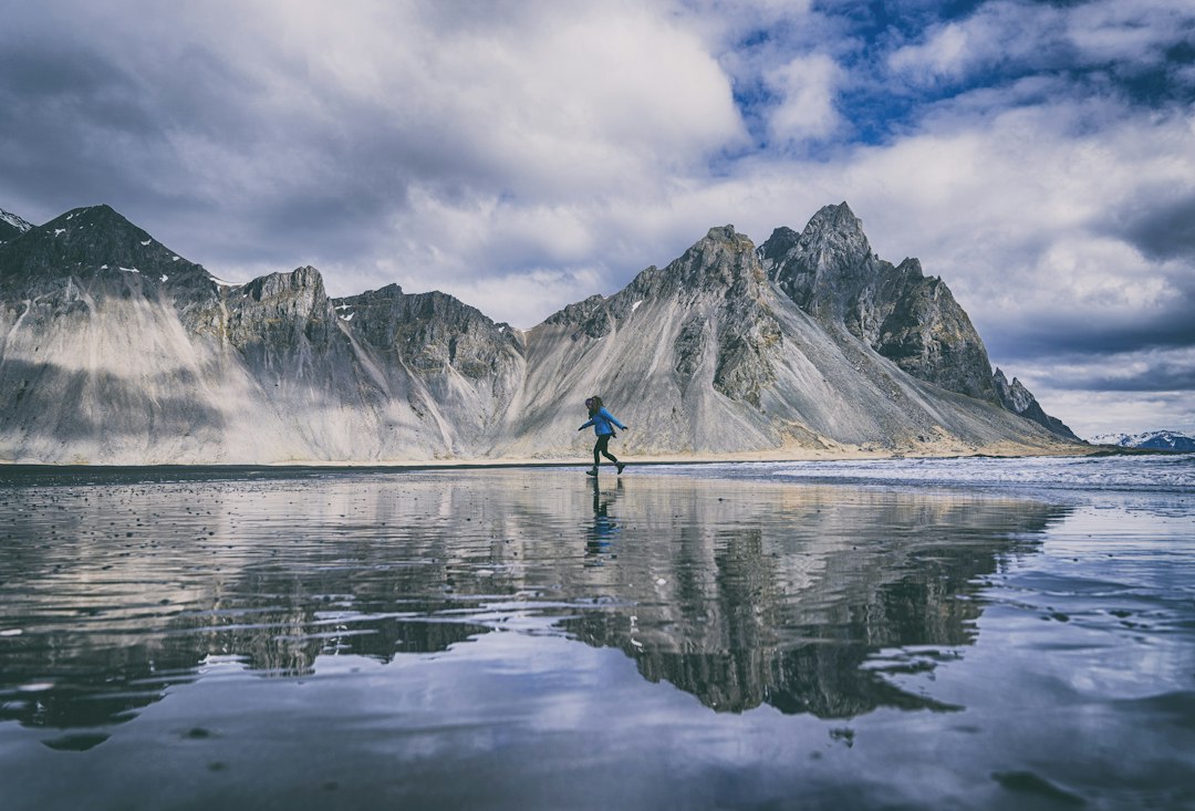 Stokksnes: la playa negra bajo el Vestrahorn - Stokksnesvegur 9720 | Secret World Trip Planner