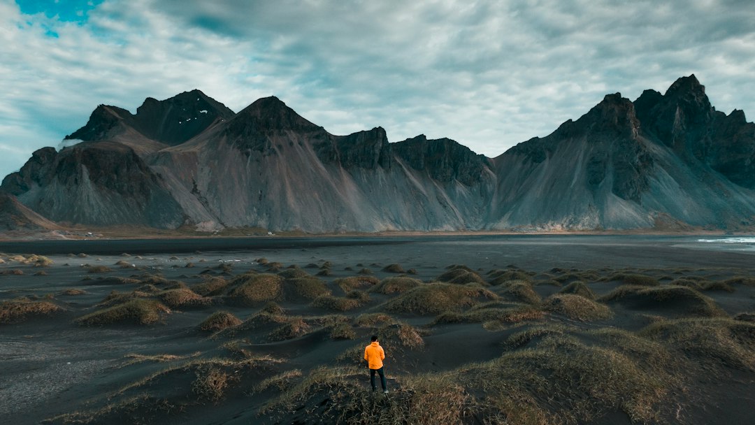 Stokksnes: a praia negra sob o Vestrahorn - Stokksnesvegur 9720 | Secret World Trip Planner
