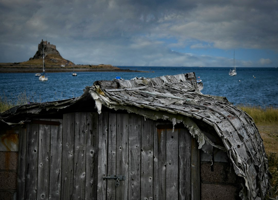 Замок Линдисфарн: маяк на острове приливов - Holy Island | Secret World Trip Planner