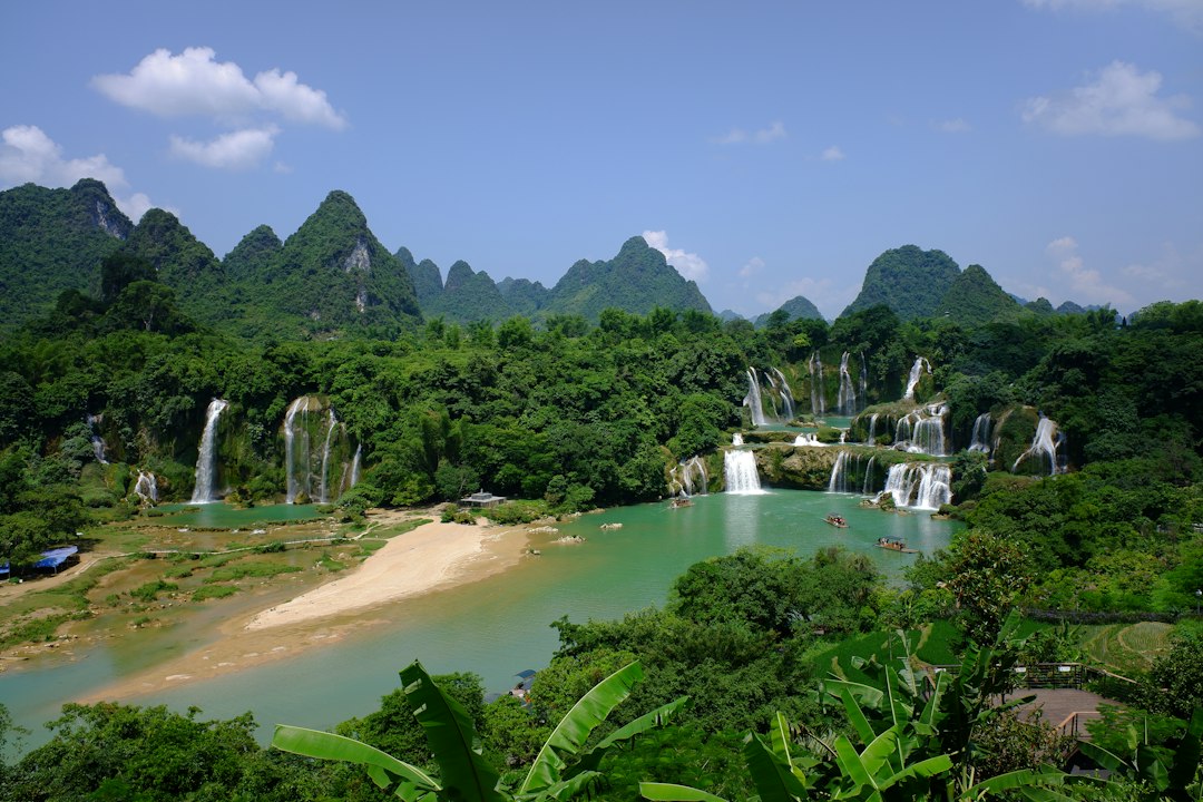 班戈瀑布:越南边界的壮丽轰鸣 - Đàm Thủy | Secret World Trip Planner