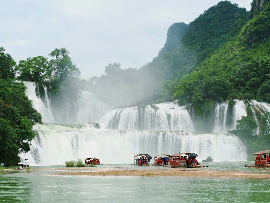 班戈瀑布:越南边界的壮丽轰鸣 - Đàm Thủy | Secret World Trip Planner