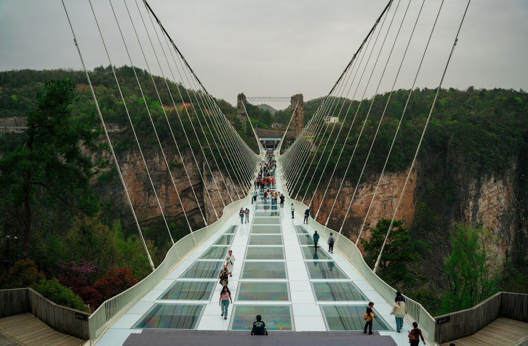 Zhangjiajie Glasbrücke: Zwischen den Wolken von Hunan - Cina | Secret World Trip Planner