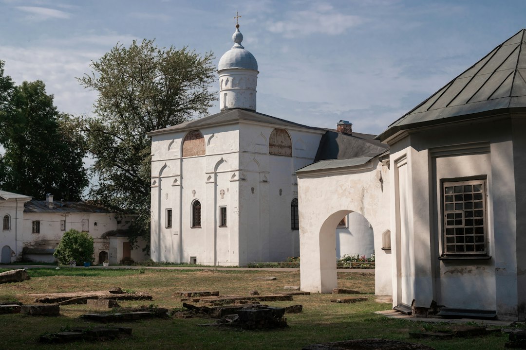 A Câmera Episcopal de Veliky Novgorod: um gótico russo - Novgorodskaya oblast' | Secret World Trip Planner