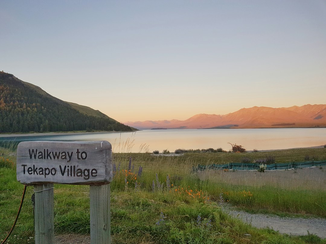 Lac Tekapo : observer les étoiles dans le ciel noir de NZ - 300 Lakeside Drive | Secret World Trip Planner