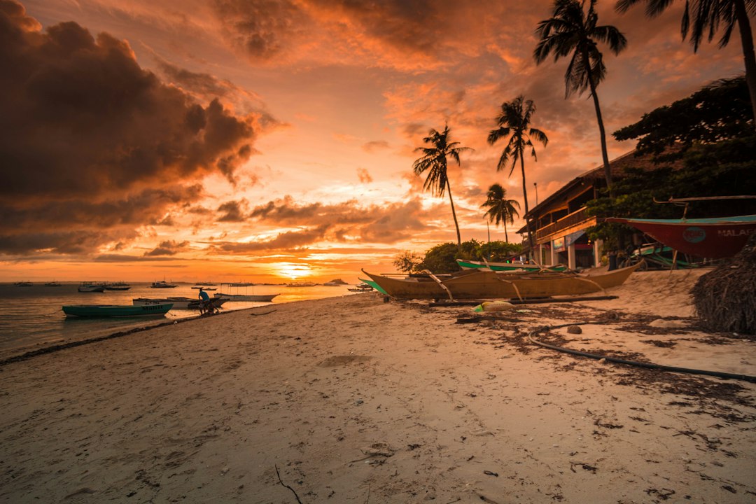 Thulusdhoo Sunset Beach: surf e sabbia locale alle Maldive - 9JCQ+2V6 | Secret World Trip Planner