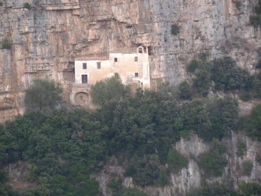 Eremitage von San Magno eine Höhlenkirche im Piemont - San Mango Piemonte | Secret World Trip Planner
