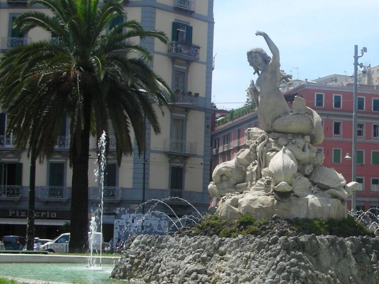 Iturria Mermaid Napolira - Napoli | Secret World Trip Planner