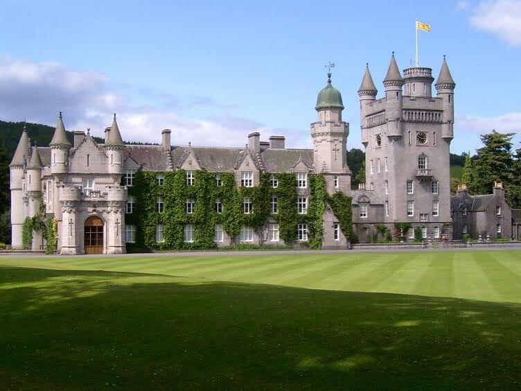 Balmoral ಕ್ಯಾಸಲ್,ಸ್ಕಾಟಿಷ್ ಮುಖಪುಟ ರಾಯಲ್ ಕುಟುಂಬ - Balmoral | Secret World Trip Planner