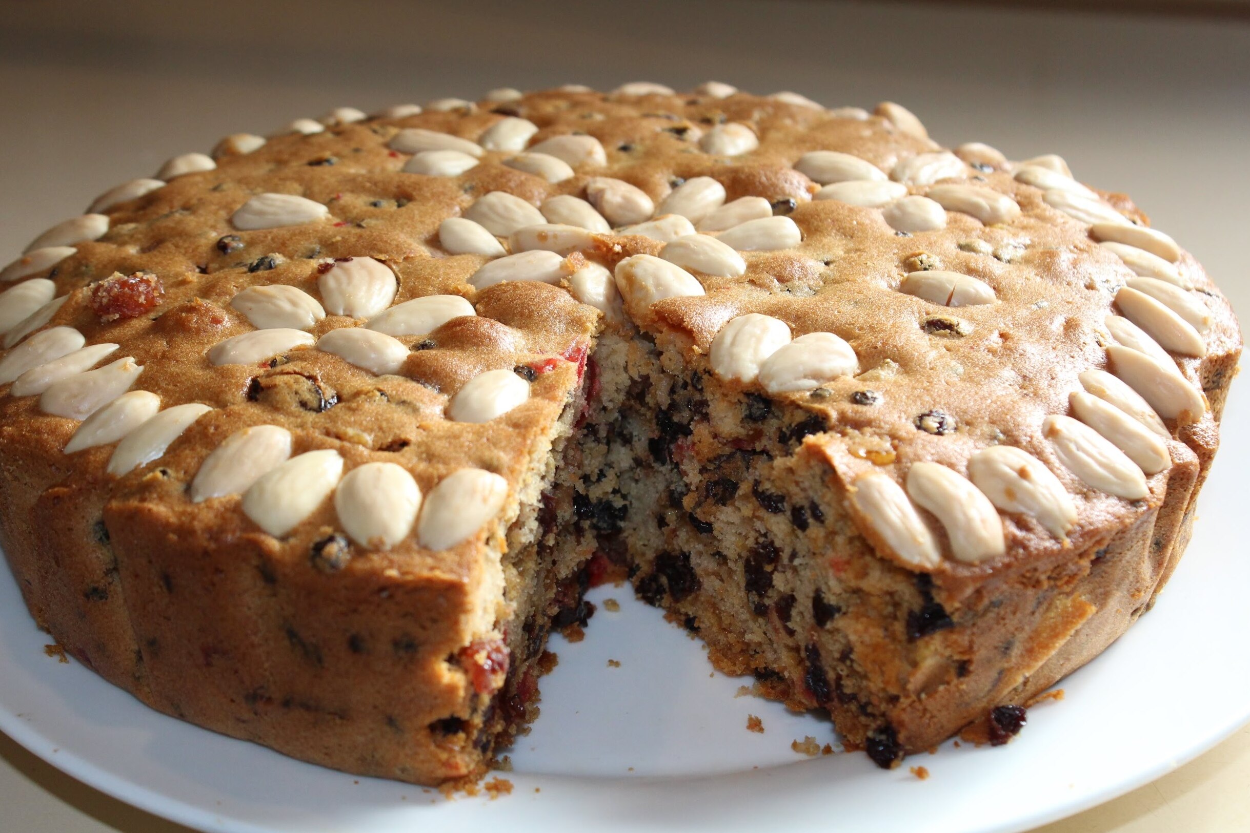 O bolo Dundee é um famoso bolo escocês de fruta. - Dundee | Secret World Trip Planner