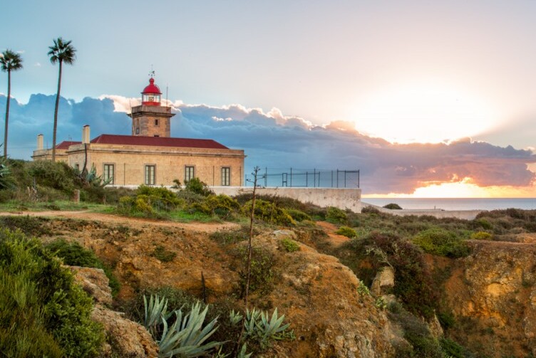 Farol de Ponta da Piedade ao nascer do sol - Lagos | Secret World Trip Planner