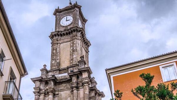 Erlojuaren dorrea sinboloa da Avellino - Avellino | Secret World Trip Planner