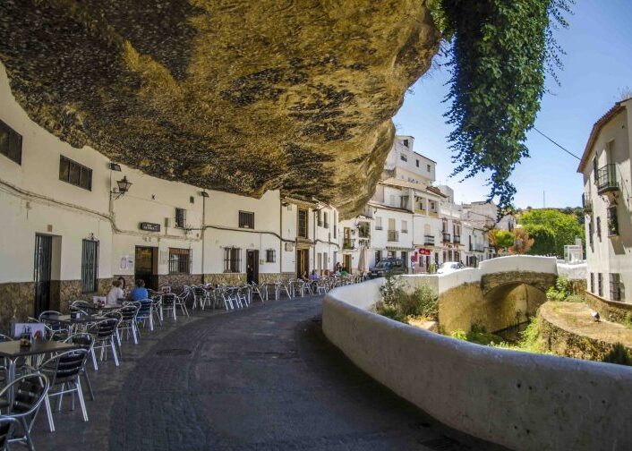 Setenil De las Bodegas, en liten vit stad i Andalusien - Setenil de las Bodegas | Secret World Trip Planner