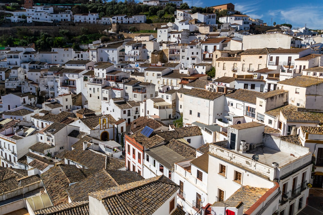Setenil De las Bodegas, en liten vit stad i Andalusien - Setenil de las Bodegas | Secret World Trip Planner
