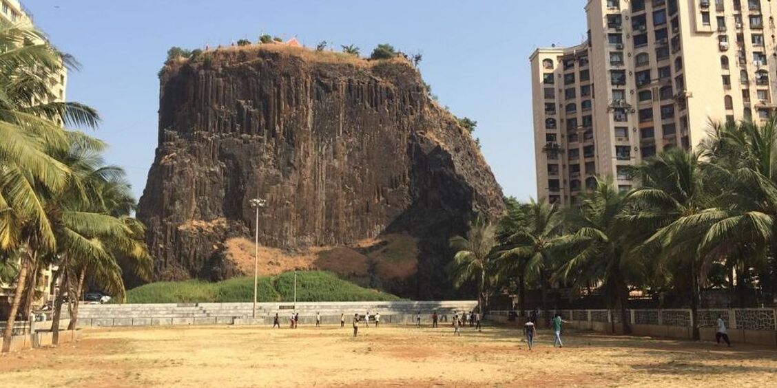 Bayangkan sebuah batu besar yang kukuh lava: Gilbert Hill - Mumbai | Secret World Trip Planner