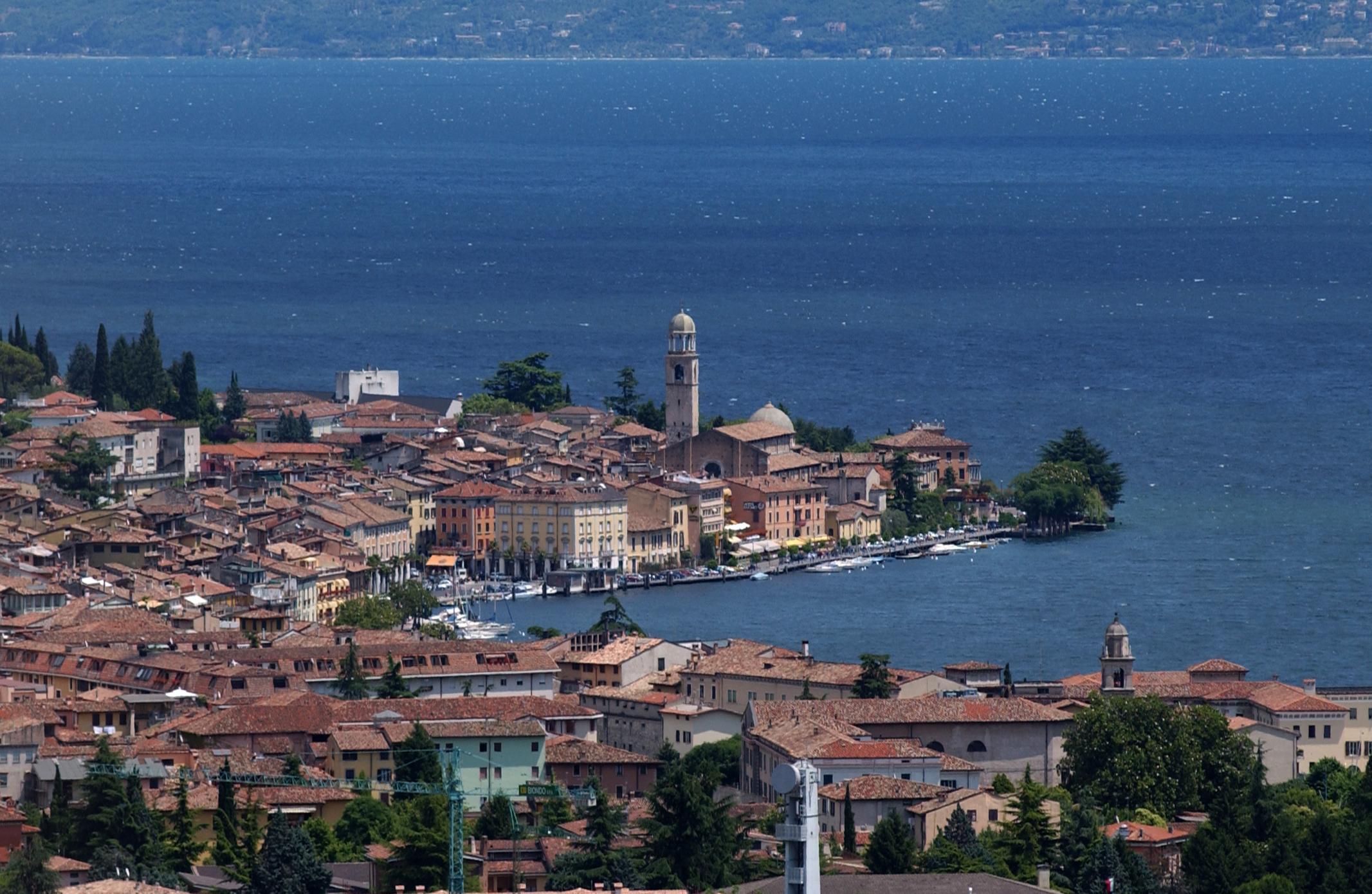 ממוקם בין גבעות ירוקות - Salò | Secret World Trip Planner