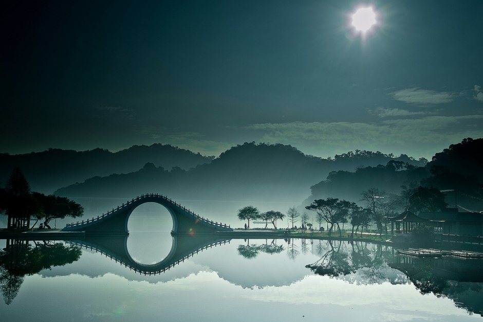 Taipei: The Moon Bridge in Dahu Park - Neihu District | Secret World Trip Planner