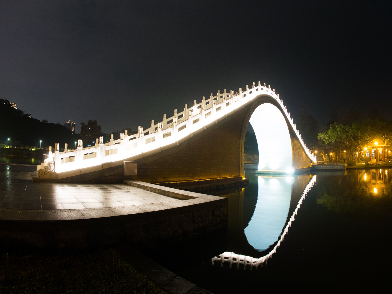 Taipei: The Moon Bridge in Dahu Park - Neihu District | Secret World Trip Planner
