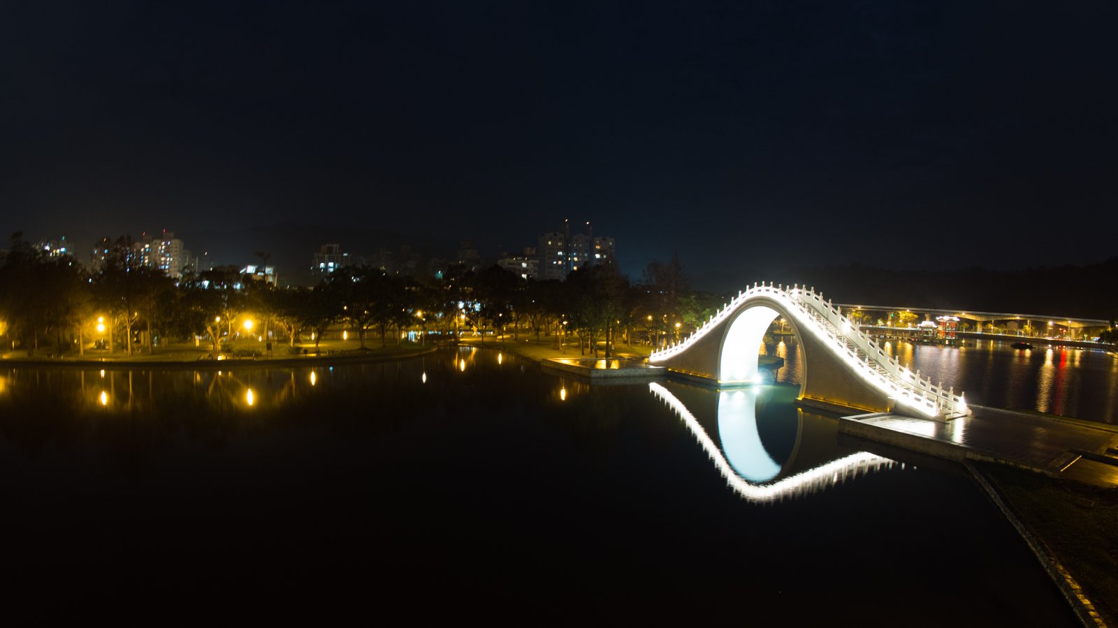 Taipei: The Moon Bridge in Dahu Park - Neihu District | Secret World Trip Planner