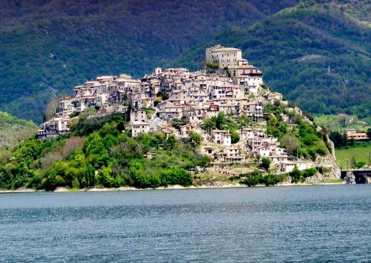 قلعه تورا - Castel di Tora | Secret World Trip Planner