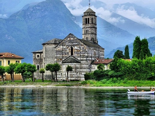 Gravedona og kirken Santa Maria Del Tiglio - Gravedona | Secret World Trip Planner