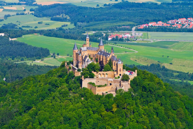 ഹോഹെൻസോളെർൻ കോട്ട - Burg Hohenzollern | Secret World Trip Planner