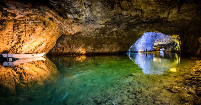 సెయింట్-లియోనార్డ్ భూగర్భ సరస్సు - Saint-Léonard | Secret World Trip Planner