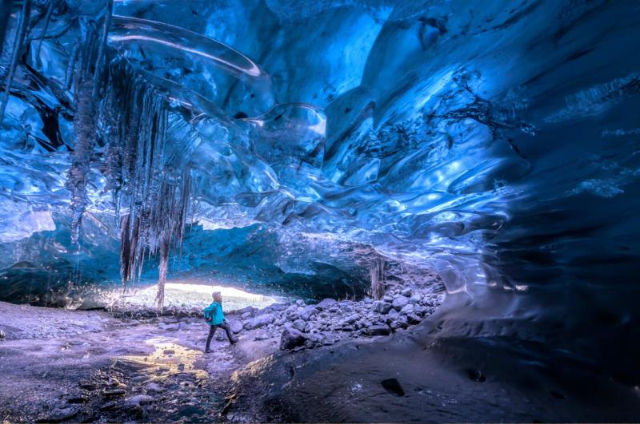 Gác xép La Caverna Hellir - Mývatn | Secret World Trip Planner