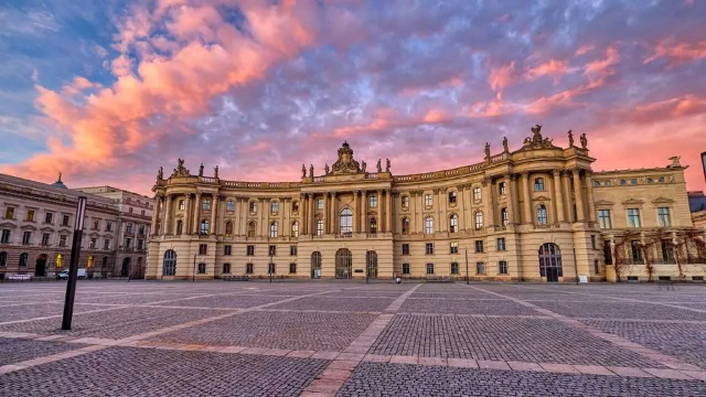 بیبل پلاٹز اور کتاب جلانے کی یادگار - Berlin | Secret World Trip Planner