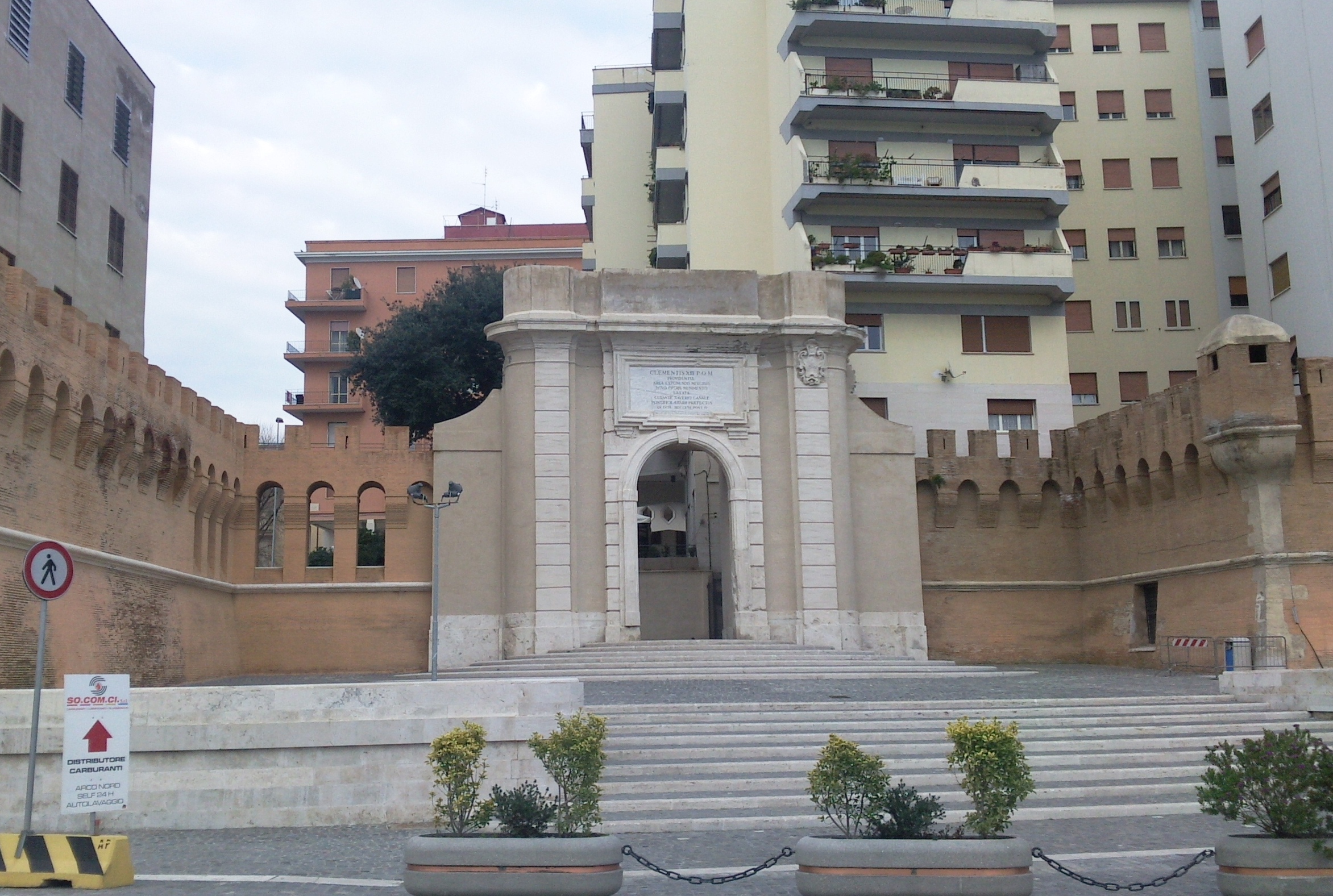 Civitavecchia:Porta Livorno, eine riesige monumentale Passage - Civitavecchia | Secret World Trip Planner