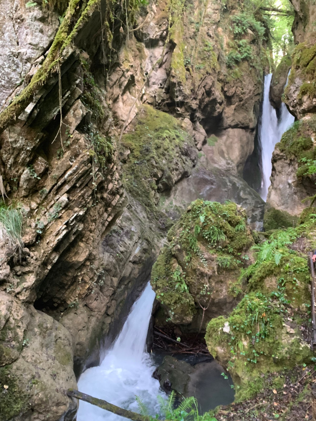 Fosso Paraturo vandfald - Rotonda | Secret World Trip Planner