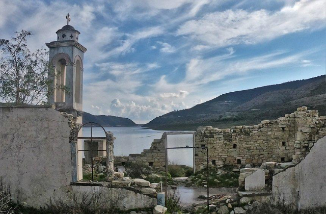 Den säsongsbetonade nedsänkningen av St Nicholas Church i Alassa - Alassa | Secret World Trip Planner