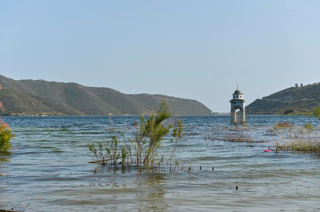 La submersion saisonnière de l'église Saint-Nicolas à Alassa - Alassa | Secret World Trip Planner