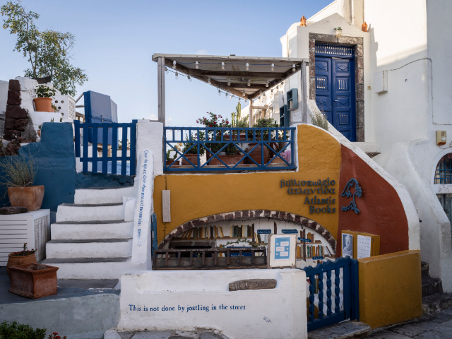 Atlantis Books - Οία | Secret World Trip Planner