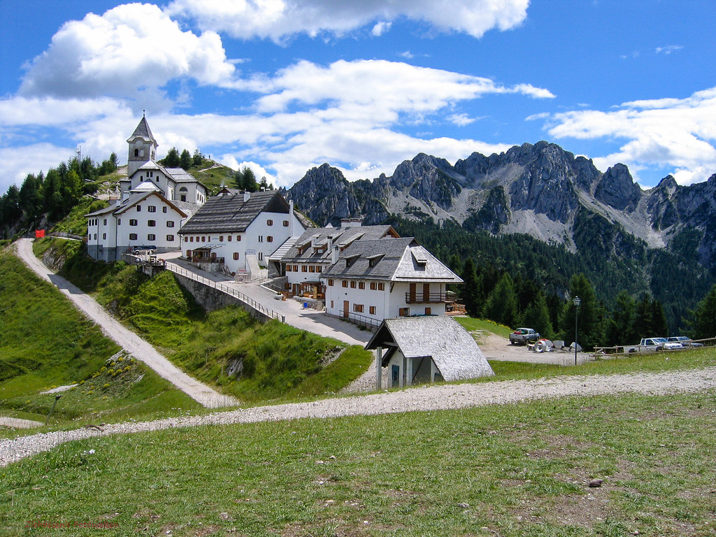 ਮੋਂਟੇ ਲੁਸਾਰੀ ਦੀ ਸੈੰਕਚੂਰੀ - Monte lussari | Secret World Trip Planner