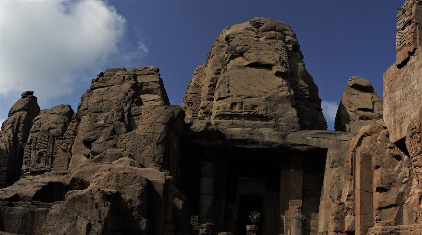 Tajomný chrám Masrur-tajný svet - Masroor | Secret World Trip Planner