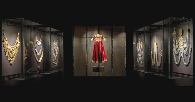 Victoria G. Karelias Koleksi Kostum Tradisional Yunani - Kalamata | Secret World Trip Planner