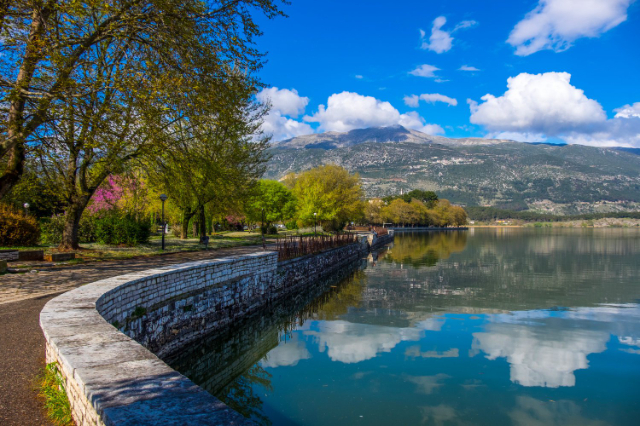 Lago Pamvotida: as águas encantadoras de Ioannina - Lake Pamvotida | Secret World Trip Planner
