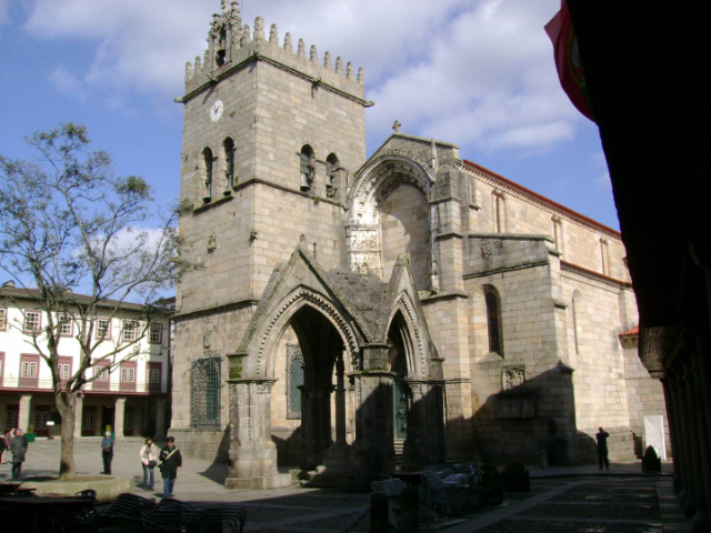 La Igreja e Colegiada de Nossa Senhora da Oliveira - Guimarães | Secret World Trip Planner