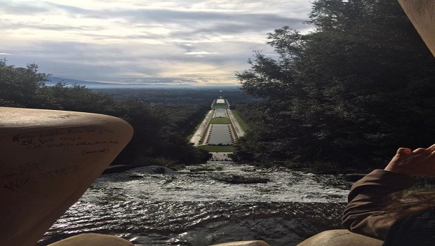 หอคอยที่ด้านบนของน้ำตก