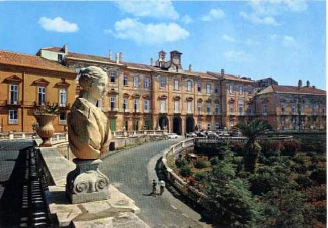 ಪೋರ್ಟಿಸಿ ಅರಮನೆ - Portici | Secret World Trip Planner