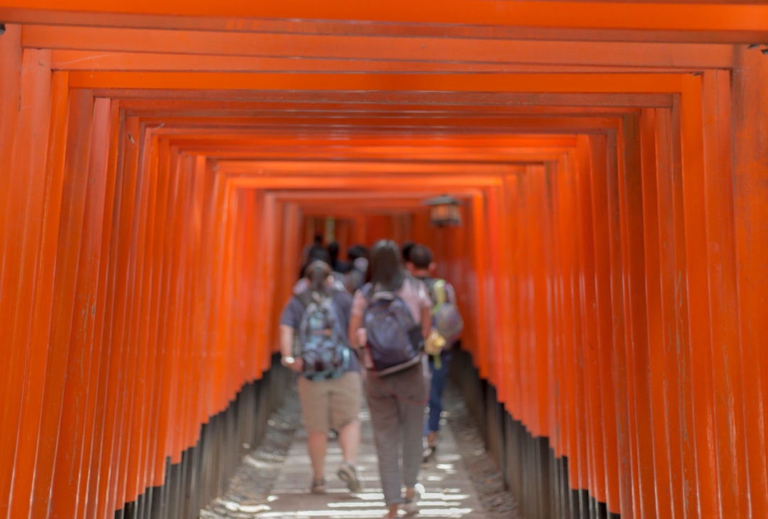 伏見稲荷、いつ行くべきか：月別に正直に話す — i torii arancioni come test di pazienza