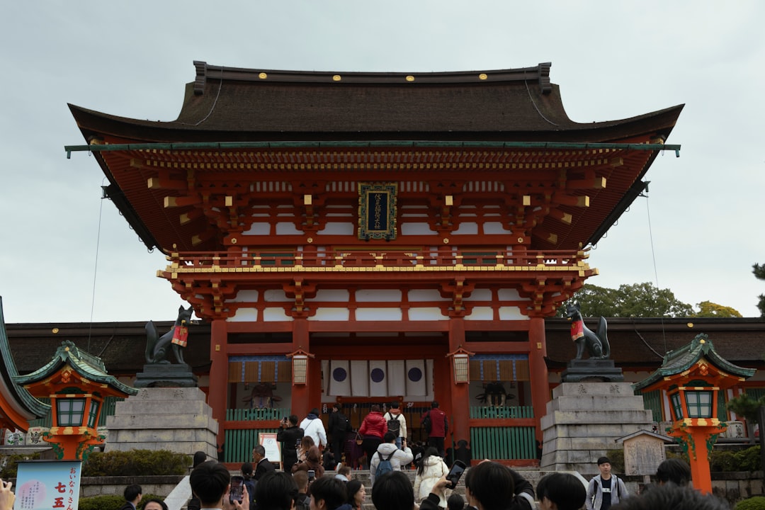 伏見稲荷、いつ行くべきか：月別に正直に話す - Tokyo | Secret World Trip Planner