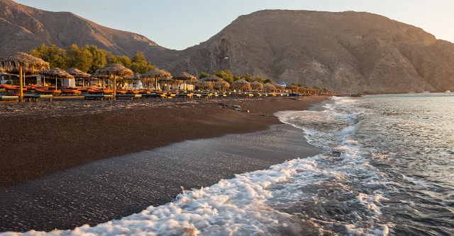 Paralia Perissa: Et vulkansk mesterværk i sort sand på Santorini - Paralia Perissa | Secret World Trip Planner