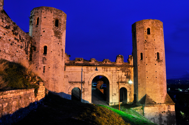 Sonnenuntergang über dem Venustor - Spello | Secret World Trip Planner