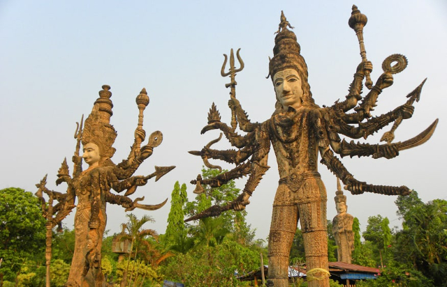 సాలా కియోకు బుద్ధ పార్క్ - Wat That | Secret World Trip Planner