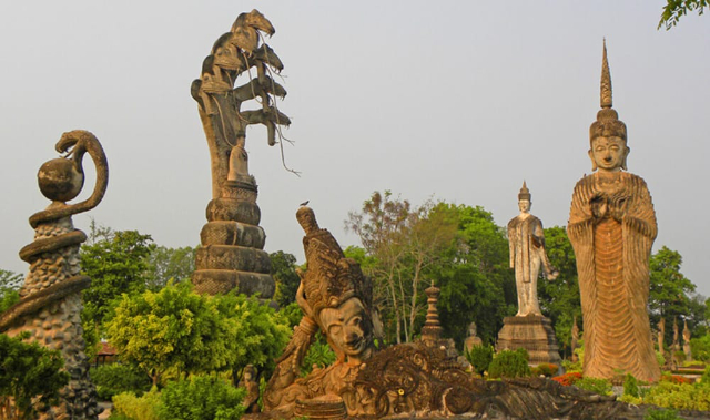 సాలా కియోకు బుద్ధ పార్క్ - Wat That | Secret World Trip Planner