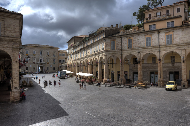 ポポロ広場 - Fermo | Secret World Trip Planner