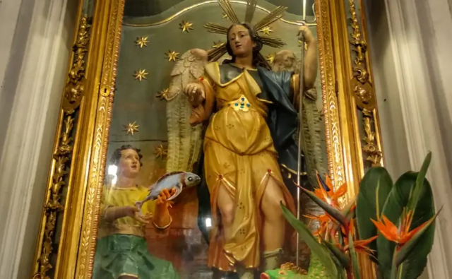 VVa' a vasà 'o pesce 'e San Rafèle: Tra sacro e profano a Napoli - Napoli | Secret World Trip Planner