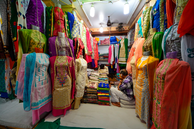 Mercato Mangaldas: Il paradiso dei tessuti e il paradiso delle boutique su misura di Mumbai - Mumbai | Secret World Trip Planner