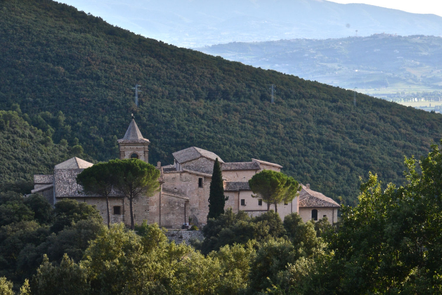 움 브리아:사소 비보의 산타 크로체 수도원 - Foligno | Secret World Trip Planner